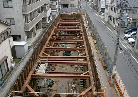 建物や道路に近接する現場の山留