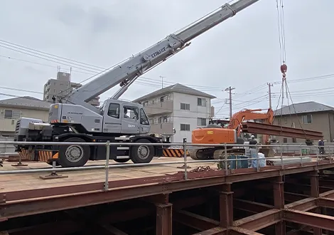 大型クレーンを据える構台